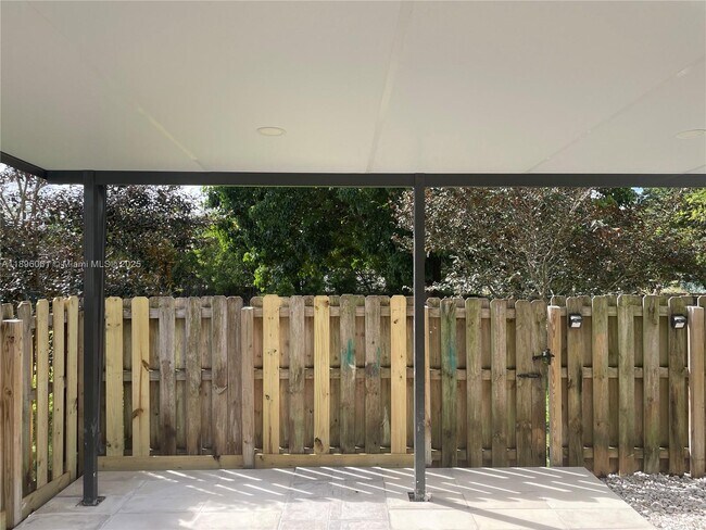 Building Photo - 582 SW 2nd Pl