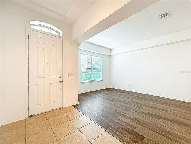 Building Photo - Spacious 5 Bedroom 4 Bathroom Home in Wind...