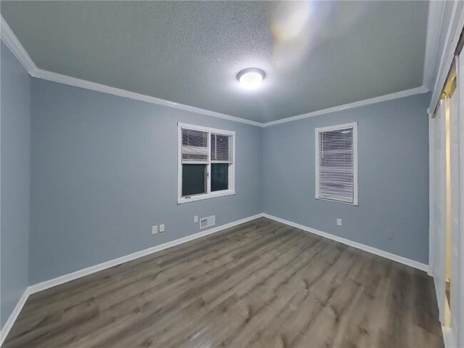 Building Photo - 820 Shenandoah Ln N