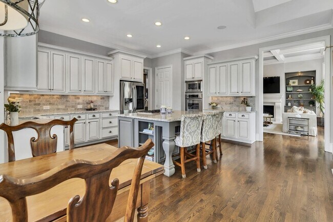 Building Photo - 12 Medalist Ct