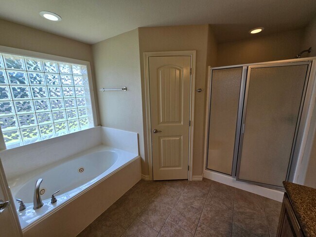 Building Photo - College Station - Large 4 bedrooms / 2.5 baths with garage and fenced yard!!