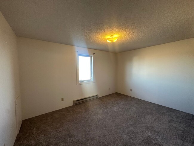 Building Photo - Two Bedroom, One and Half Bathroom Townhom...