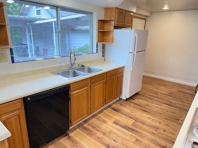 Building Photo - Huge 4 bedroom 2 bath house!