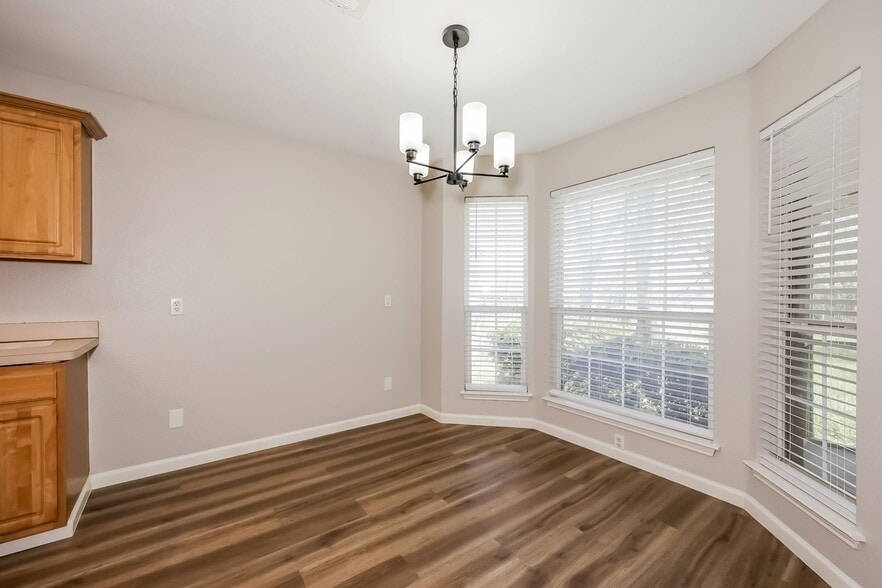 Building Photo - 321 Meadow Park Dr