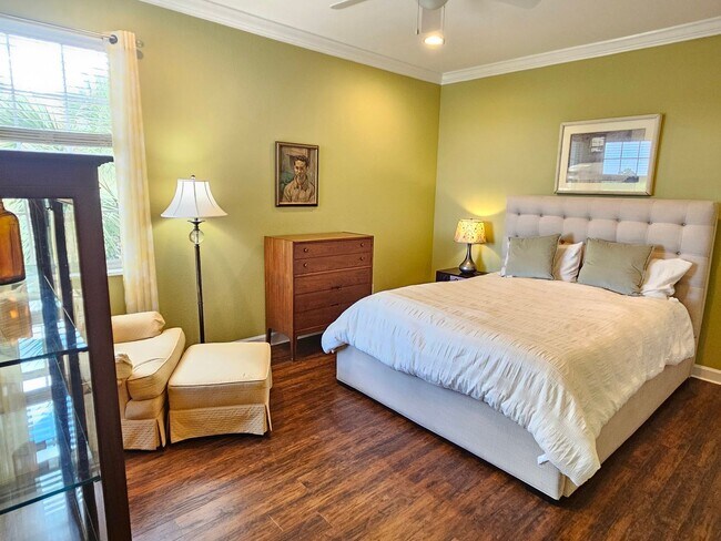 Building Photo - Annual Furnished or Unfurnished 3 Bedroom 2 Bathroom Second Floor Condo in Venetian Golf & River ...