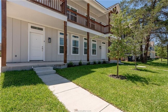 Building Photo - STUNNING 4bed/4bath House Close to Campus!!