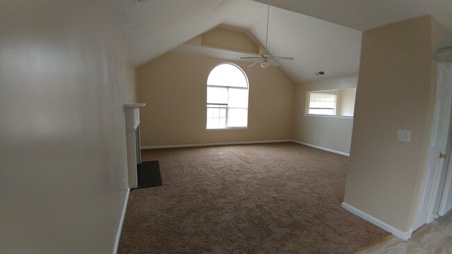 Building Photo - Great In-Law Suite Property - Master on Up...