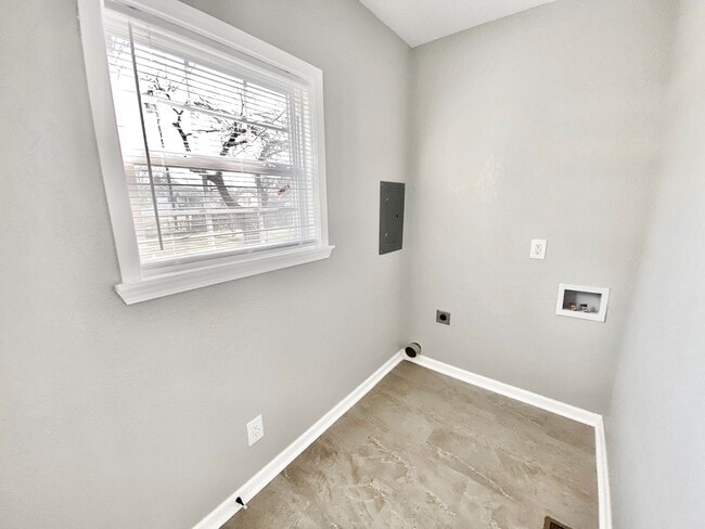 Building Photo - Charming Jenks Home with Vintage Character...