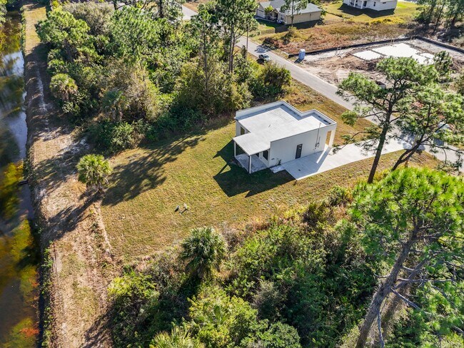 Building Photo - 751 Clancy St E