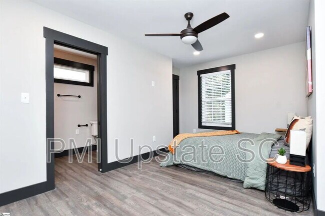 Building Photo - 105 McMakin Dr