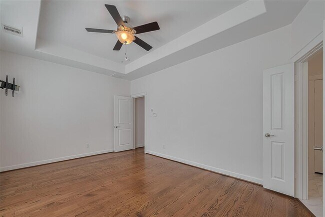Building Photo - 854 W 20th St