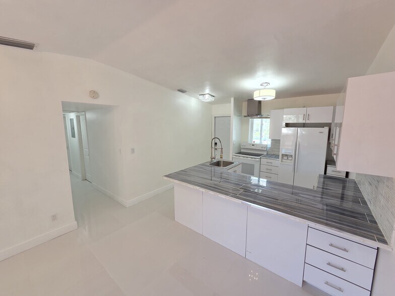 Building Photo - 20845 Grouper Dr