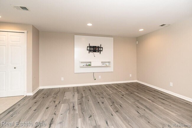 Building Photo - 668 Sherry Dr