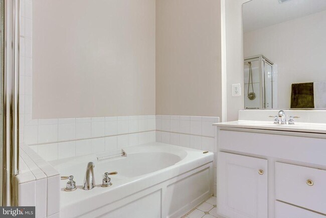 Building Photo - 12190 Abington Hall Pl