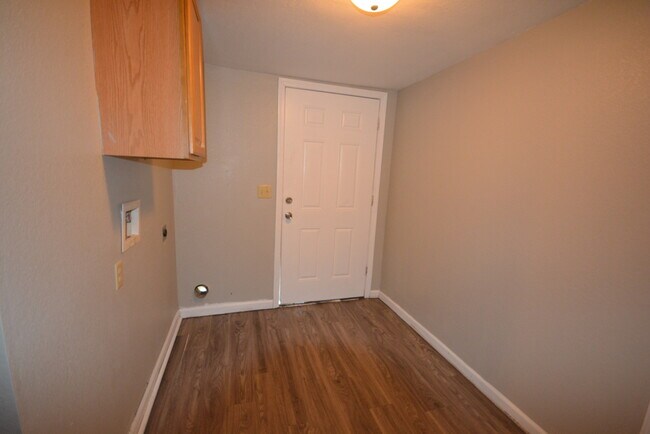 Building Photo - Space, Space & More Space! 3 Bedroom 1 Bath home