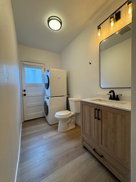 Building Photo - 1215 N Vista St