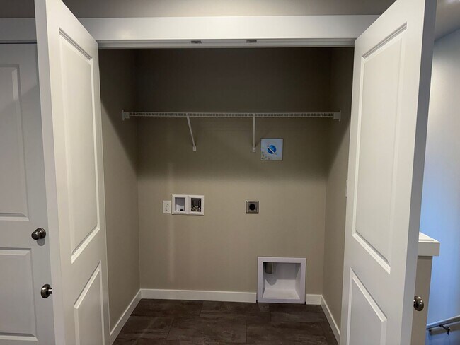 Building Photo - Amazing 3 bedroom Brand new home!!