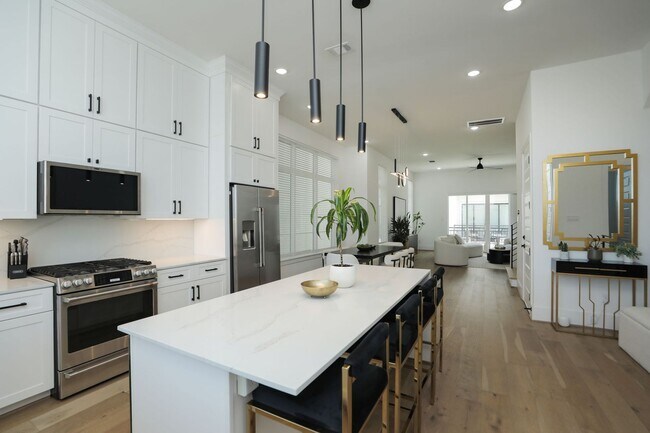 Building Photo - For Lease | 3 Bed, 3.5 Bath | 2,610 Sq Ft | Westheimer Estates |