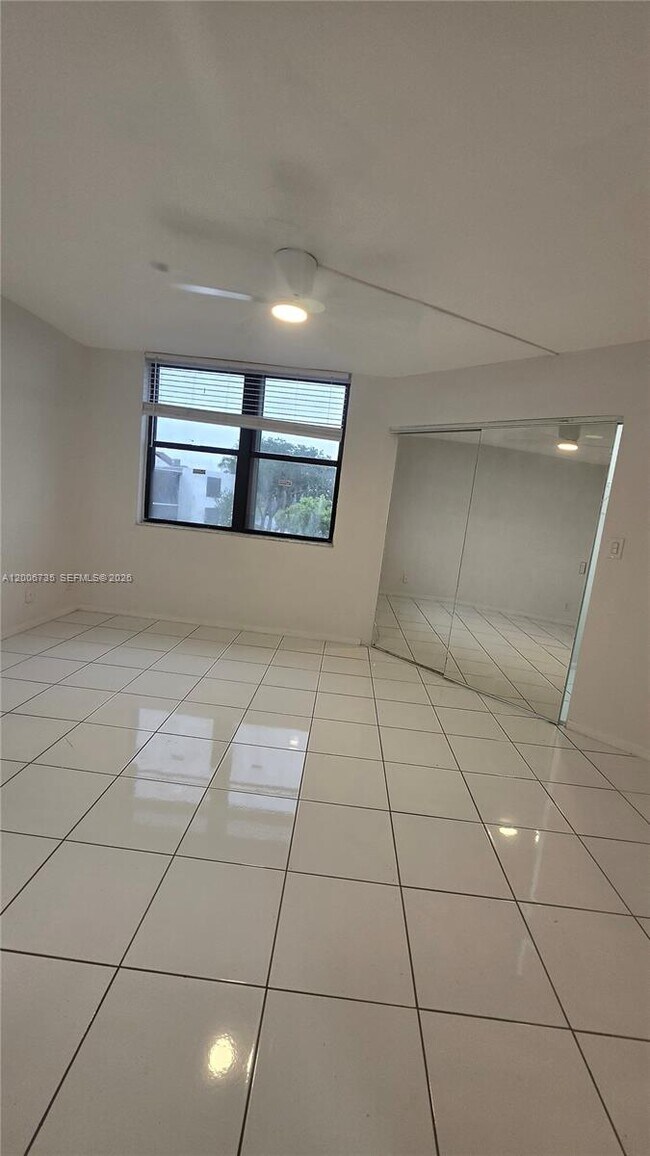 Building Photo - 216 Lake Pointe Dr