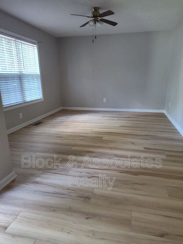Building Photo - 1228 Winslow Ave