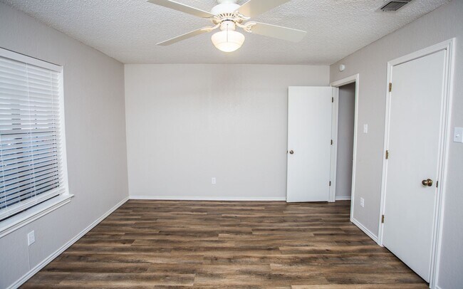 Building Photo - Available June 15th: Spacious 3 Bed, 2 Bath Ready for You!