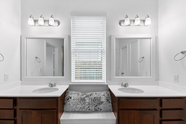 Building Photo - 213 Michaelis Dr