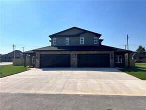 Building Photo - 622 Cosmos St