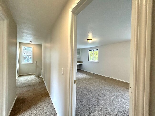 Building Photo - Beautiful 4BD Home | Fireplace, Fenced Backyard, Deck, Garage & A/C