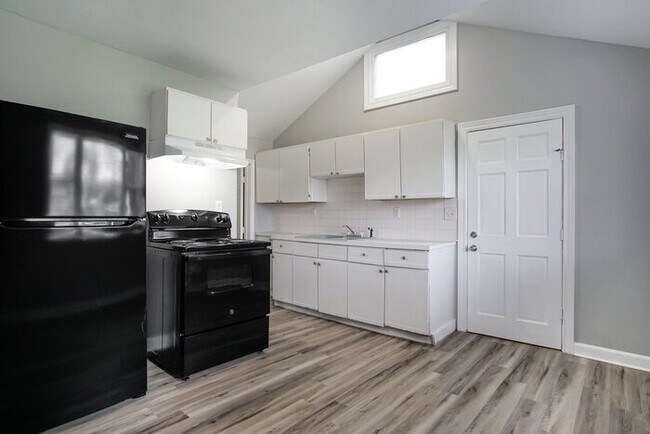 Building Photo - Coming Soon - Large 4 Bedroom in Mishawaka!