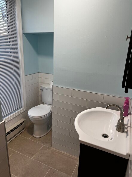 Building Photo - 35 N Colony St