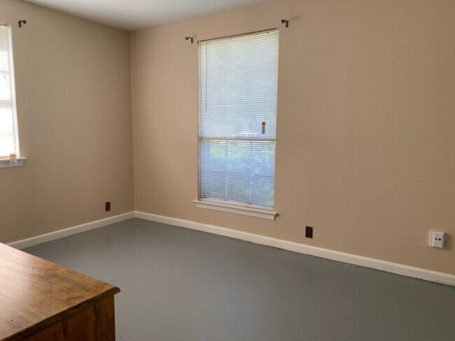 Building Photo - 866 W Lakeview Dr