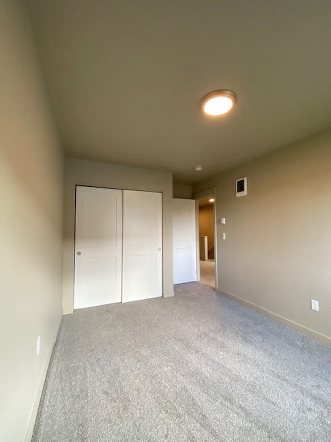 Building Photo - 3 Bedroom Duplex Close to Shopping and Schools!