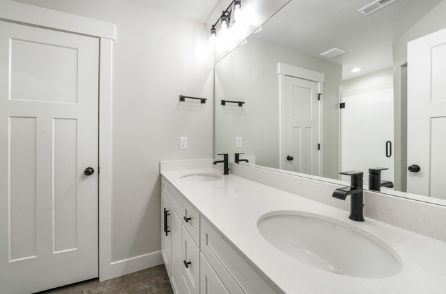 Building Photo - Pet Friendly Townhome in Willow Point – 3 ...