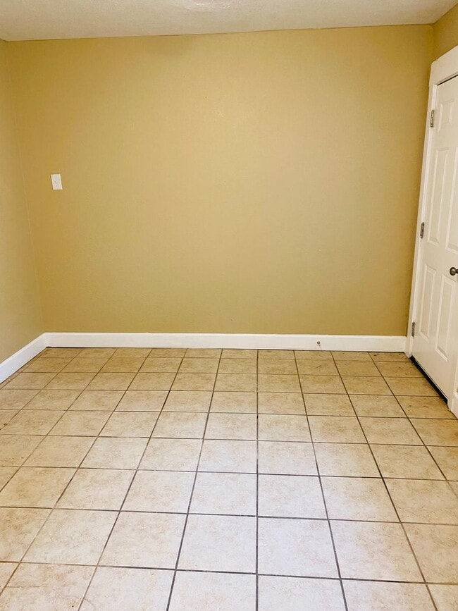 Building Photo - 5535 S Kenneth Ave