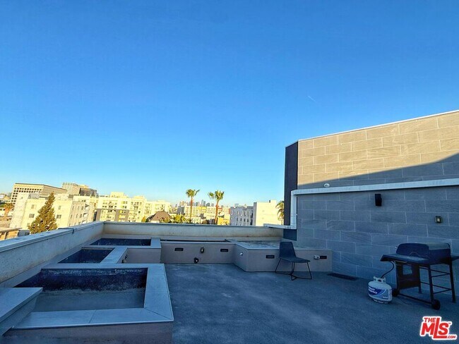 Building Photo - 723 S St Andrews Pl