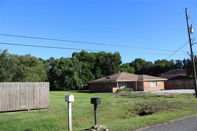 Building Photo - 121 Mary Ln