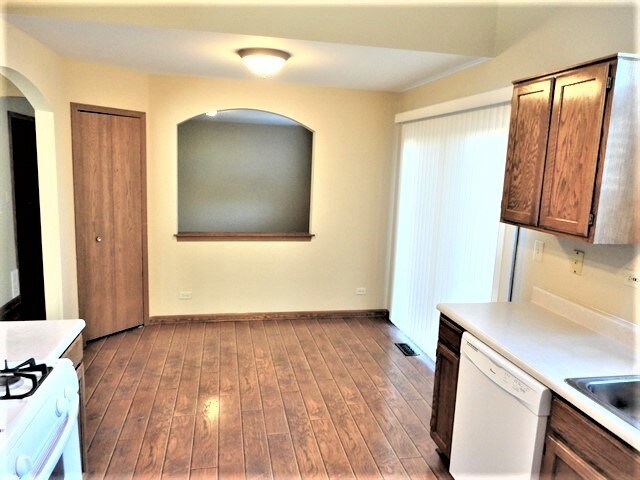 Building Photo - 613 Doral Ln