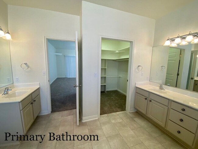 Building Photo - SPACIOUS HOME FOR RENT!