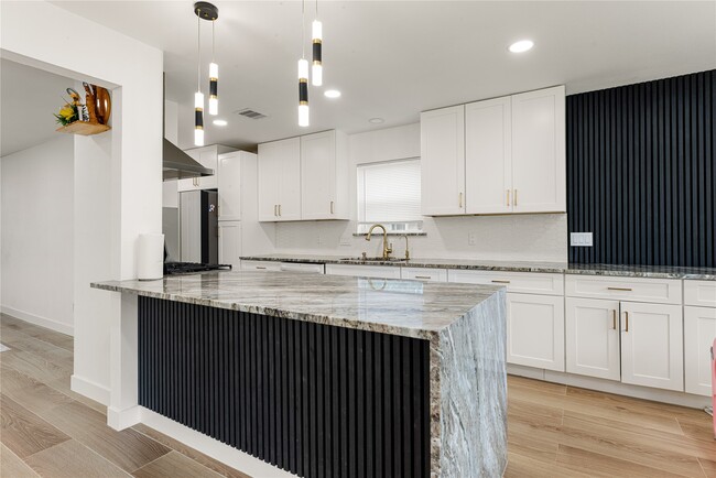 Building Photo - 3410 Tanglewilde St