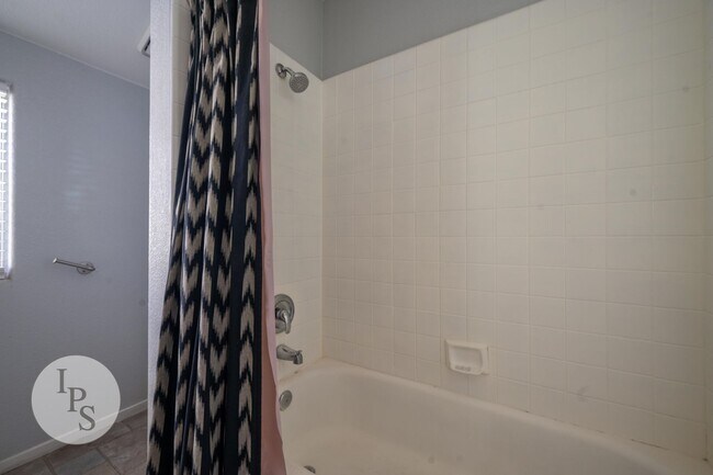 Building Photo - Northwest Fresno Home, CUSD - 4BR/2.5BA, Gated Community - Lots of Amenities