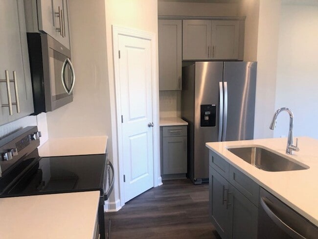 Building Photo - Newer Townhome with 1 Car Garage in Braemar Village! COMING SOON!