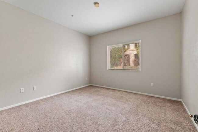 Building Photo - T1117