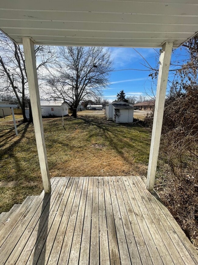 Building Photo - Available Now 2 bedroom 1 bath home