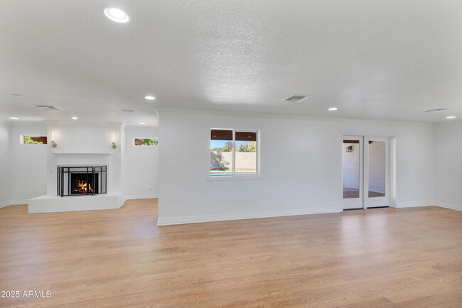 Building Photo - 618 W Palmaire Ave