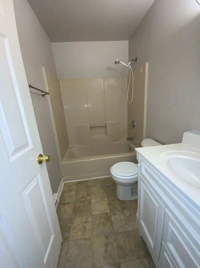 Building Photo - 2617 Northfield Dr