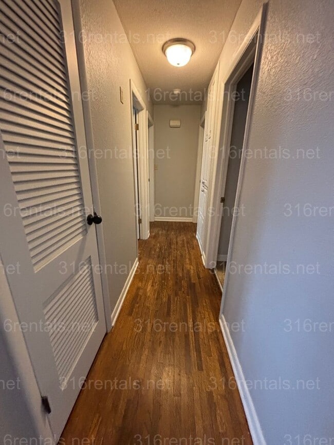 Building Photo - 3 bed 1 bath house for rent now!