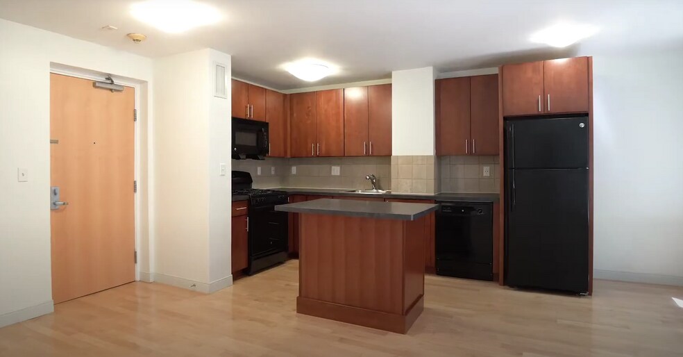 Building Photo - 104 Warren St