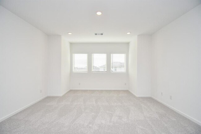 Building Photo - 5624 Frst Cv Dr
