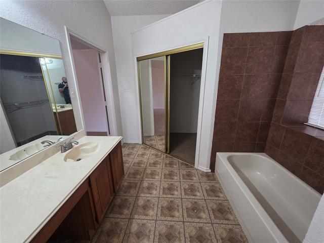 Building Photo - 4755 Hollow Tree Dr