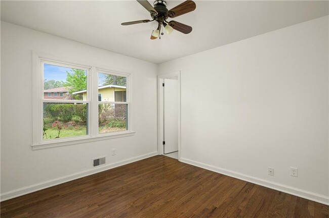Building Photo - 878 Parkway Dr